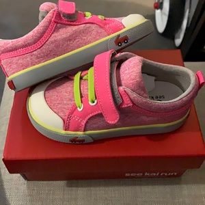 See kai run neon pink jersey sneakers